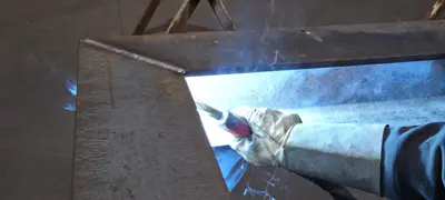 salarié en action de souder
